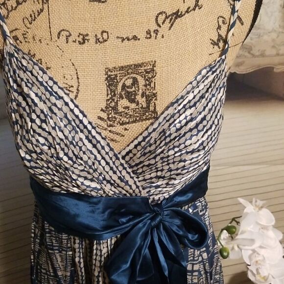 BCBGMAXAZRIA SILK DRESS In Excellent Condition - Picture 2 of 6